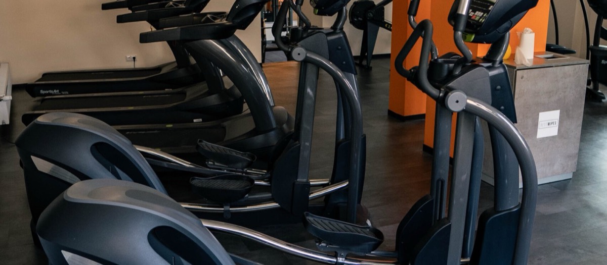 Cardiobereich mit Laufbändern und Crosstrainern