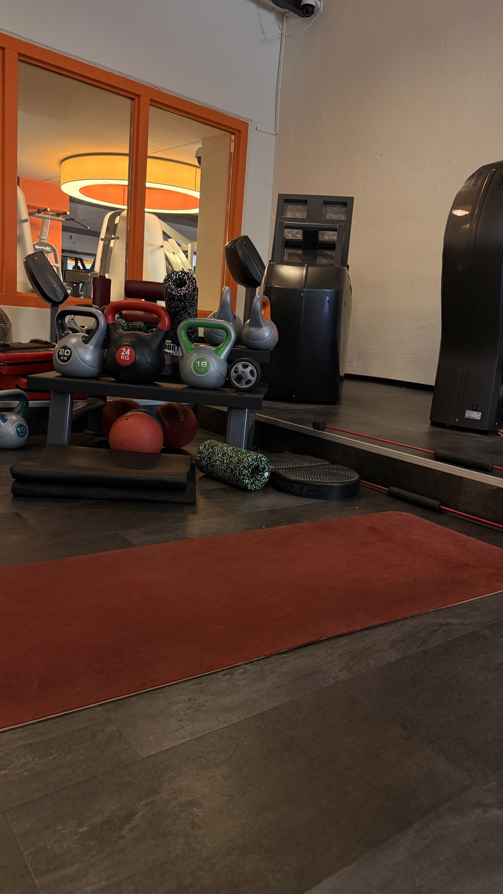 Functional-Ecke mit Kettlebells und Matten
