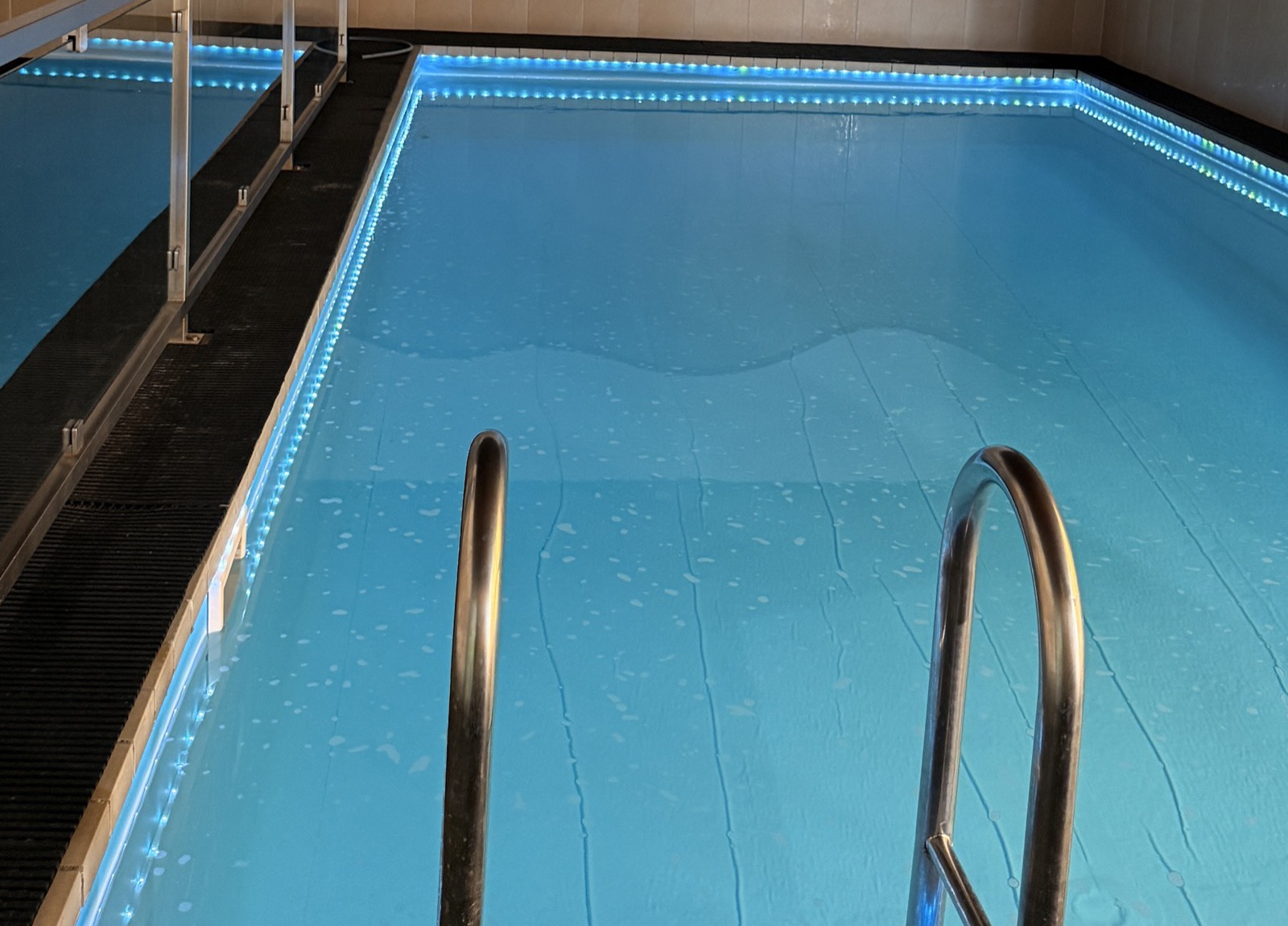 Beheiztes Schwimmbecken mit LED-Beleuchtung