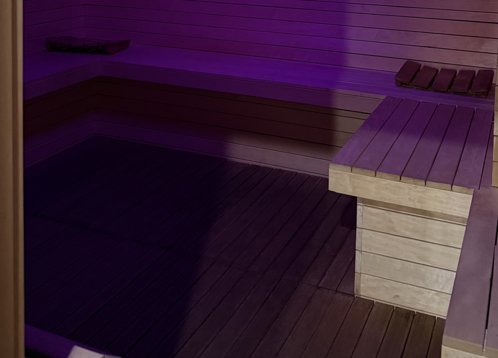 Sauna mit stimmungsvollem Lichtkonzept