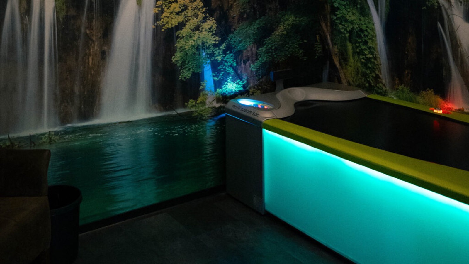 Wassermassage-Spa mit Wasserfall-Panorama